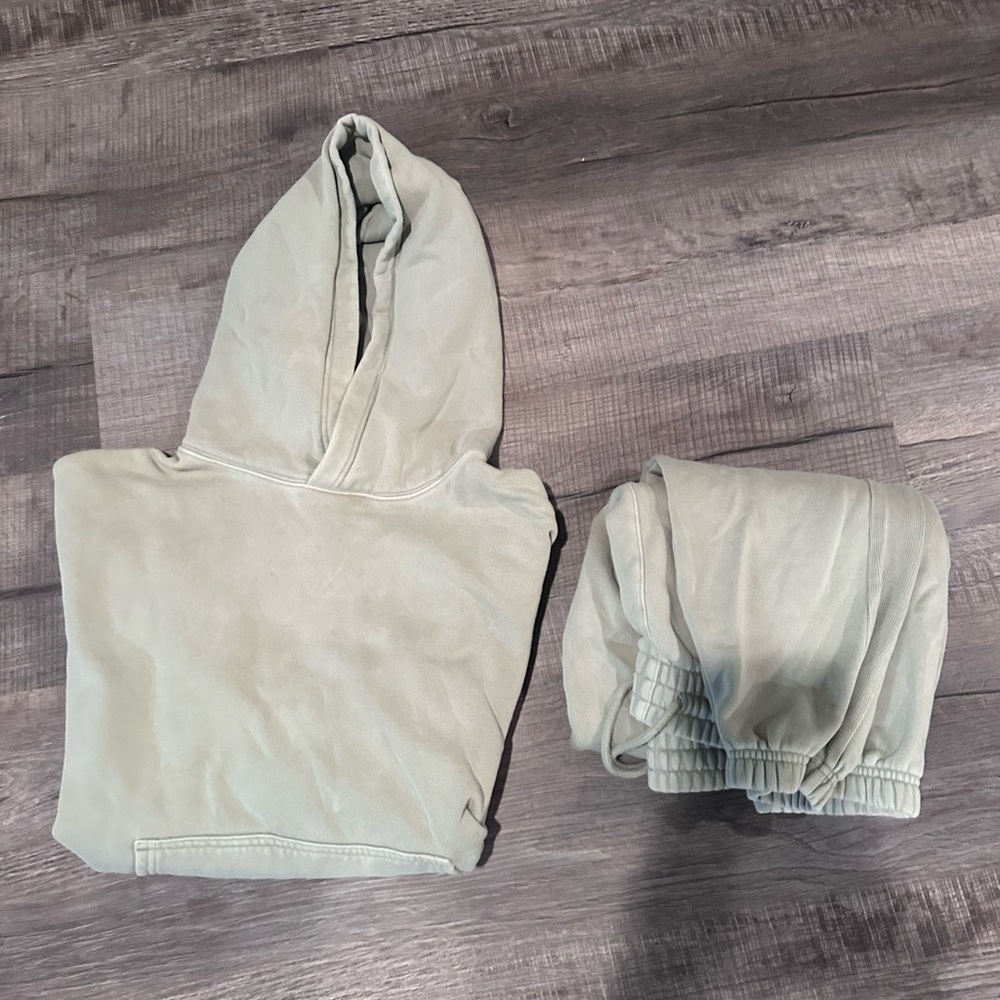 Aritzia TNA sweat set green sweatshirt size M sweatpants size L